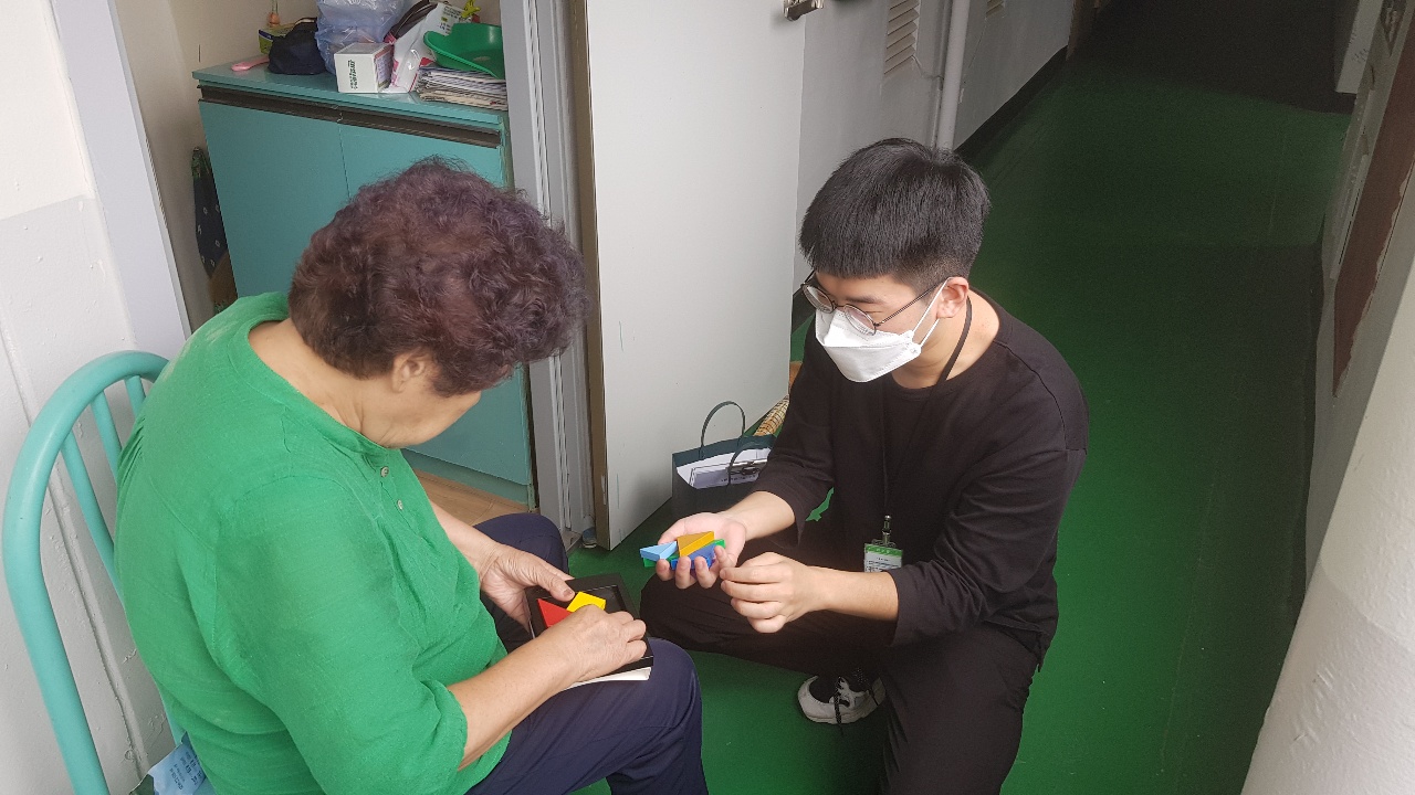 수령 및 게임 사진 김정숙.jpg